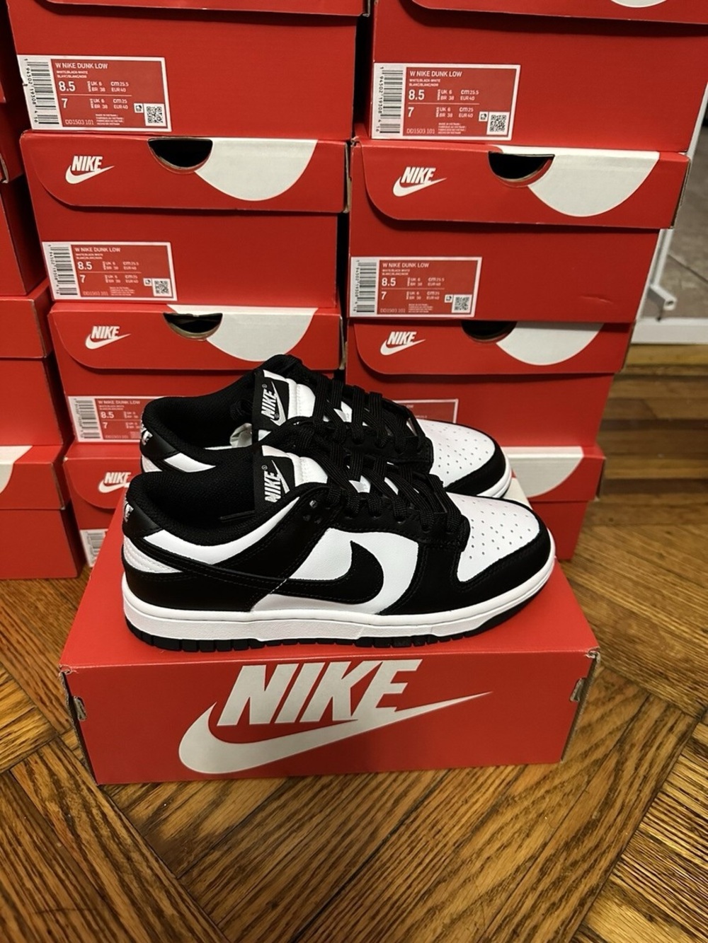 Nike Women Black and White Low-Top Sneakers